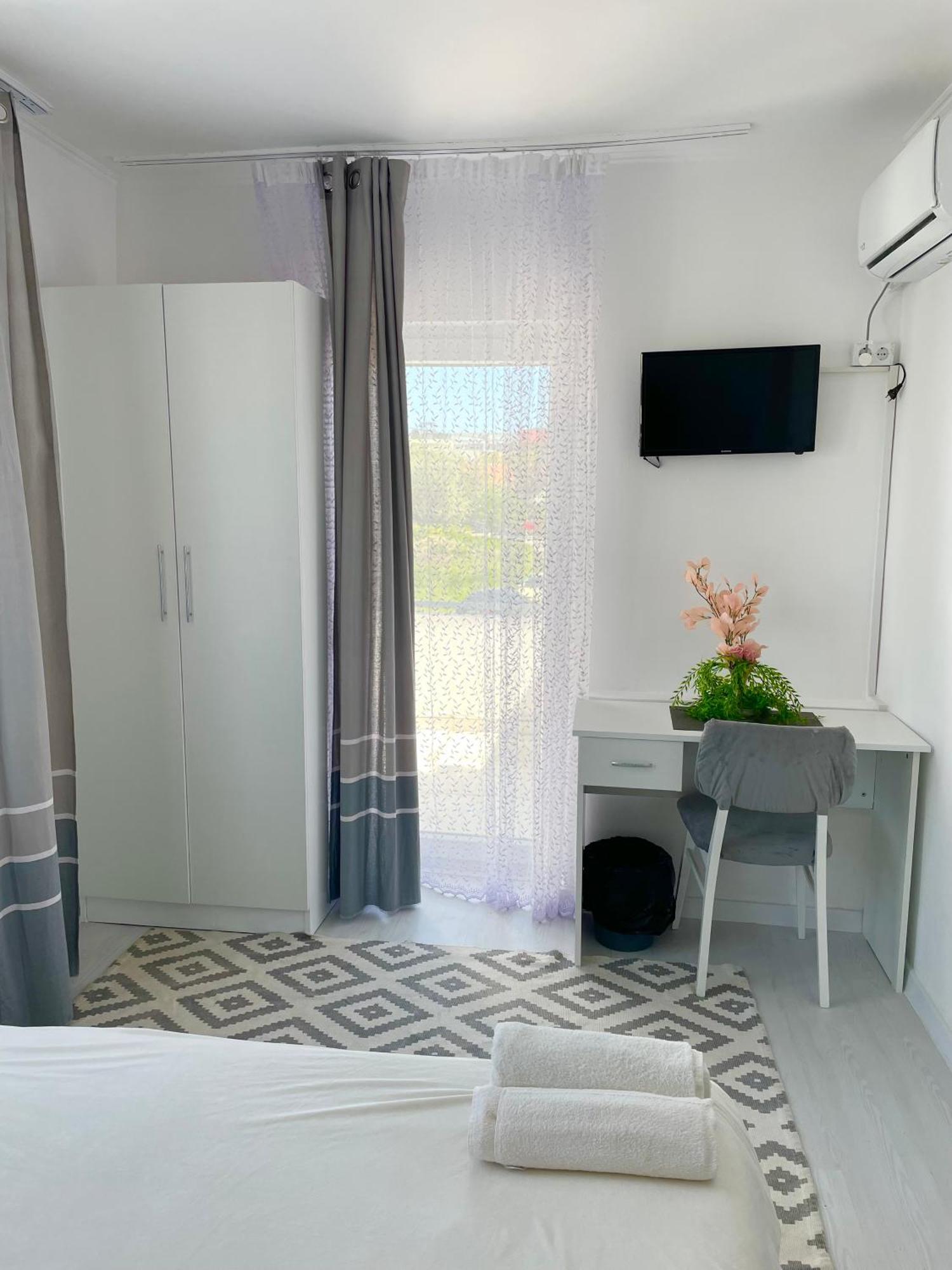 Vila Cris Apartments Navodari Bagian luar foto